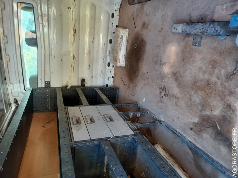 RENAULT TRAFIC / REF SCP : 818 - Fourgon utilitaire: photos 4 RENAULT TRAFIC / REF SCP : 818 - Fourgon utilitaire: photos 4