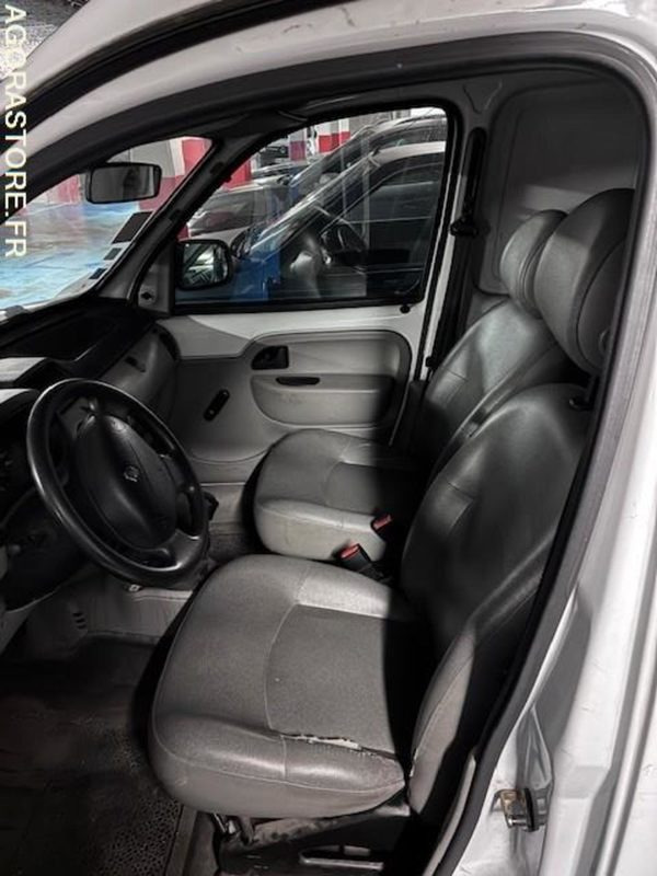 Renault Kangoo - 2004 - ESSENCE BATTERIE HS- 76860 KMS - - Fourgonnette: photos 4 Renault Kangoo - 2004 - ESSENCE BATTERIE HS- 76860 KMS - - Fourgonnette: photos 4