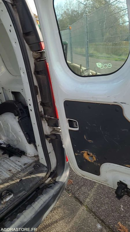 Fourgonnette Renault Kangoo - 2011 - 130342kms - BF372BJ: photos 8 Fourgonnette Renault Kangoo - 2011 - 130342kms - BF372BJ: photos 8