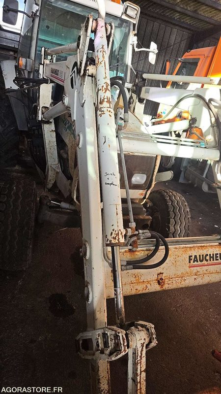 Tracteur RENAULT T3551PB - 2004 - BX217RL - Tracteur routier: photos 4 Tracteur RENAULT T3551PB - 2004 - BX217RL - Tracteur routier: photos 4