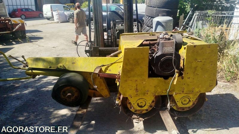 COMPACTEUR A RESTAURER - Véhicule de voirie/ Spécial: photos 1 COMPACTEUR A RESTAURER - Véhicule de voirie/ Spécial: photos 1