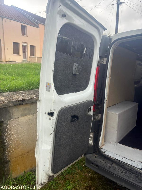 Renault Trafic dci 115 / 228000 km - Immatriculation anglaise - Véhicule utilitaire: photos 3 Renault Trafic dci 115 / 228000 km - Immatriculation anglaise - Véhicule utilitaire: photos 3