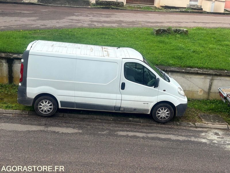Véhicule utilitaire Renault Trafic dci 115 / 228000 km - Immatriculation anglaise: photos 8 Véhicule utilitaire Renault Trafic dci 115 / 228000 km - Immatriculation anglaise: photos 8