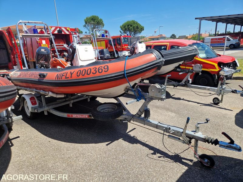 Zeppelin Command 15 sur remorque RSA - 306BGD69 - Remorque bateau: photos 2 Zeppelin Command 15 sur remorque RSA - 306BGD69 - Remorque bateau: photos 2