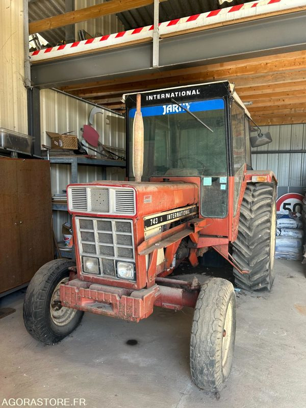 Tracteur international 743 avec chargeur et gyrobroyeur - Tracteur agricole: photos 2 Tracteur international 743 avec chargeur et gyrobroyeur - Tracteur agricole: photos 2