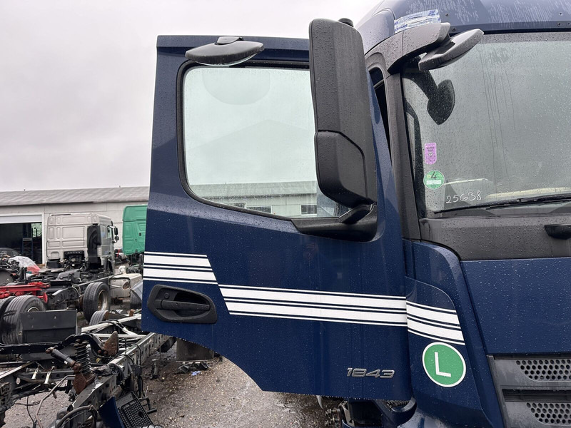 Mercedes-Benz right side low-roof cab doors - Portière et pièces pour Camion: photos 1 Mercedes-Benz right side low-roof cab doors - Portière et pièces pour Camion: photos 1