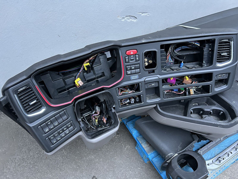 Scania complete dashboard - Pare-chocs pour Camion: photos 4 Scania complete dashboard - Pare-chocs pour Camion: photos 4