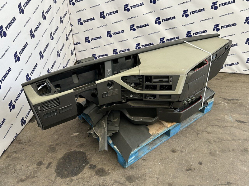 Volvo dashboard - Cabine et intérieur pour Camion: photos 2 Volvo dashboard - Cabine et intérieur pour Camion: photos 2