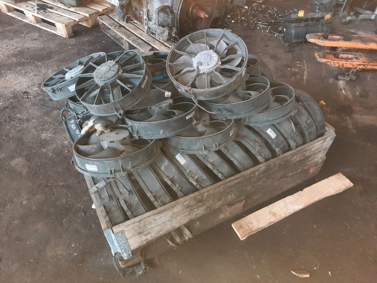 Volvo maslyanyy motor ventilyatora SAUER DANFOSS C19.2L00888\174 Scania Omni Siti - Link/ Volvo B12 / b 10. - Ventilateur pour Bus: photos 1 Volvo maslyanyy motor ventilyatora SAUER DANFOSS C19.2L00888\174 Scania Omni Siti - Link/ Volvo B12 / b 10. - Ventilateur pour Bus: photos 1