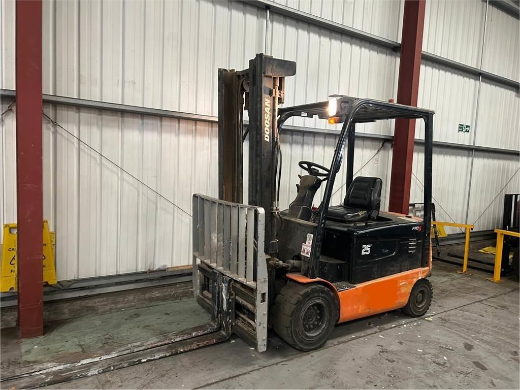 Doosan B25X-5 - Chariot élévateur électrique: photos 2 Doosan B25X-5 - Chariot élévateur électrique: photos 2