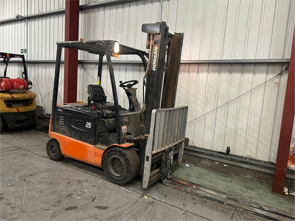 Doosan B25X-5 - Chariot élévateur électrique: photos 4 Doosan B25X-5 - Chariot élévateur électrique: photos 4