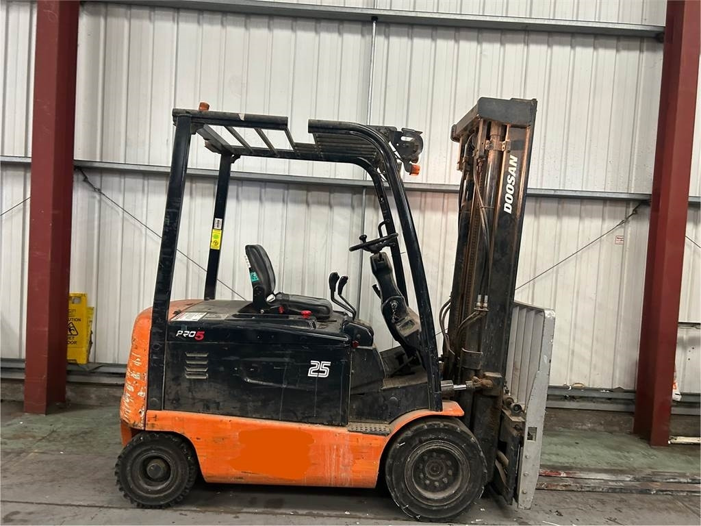 Doosan B25X-5 - Chariot élévateur électrique: photos 5 Doosan B25X-5 - Chariot élévateur électrique: photos 5