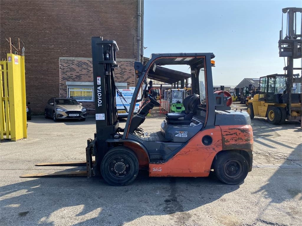 Toyota 8FG40N - Chariot élévateur à gaz: photos 1 Toyota 8FG40N - Chariot élévateur à gaz: photos 1