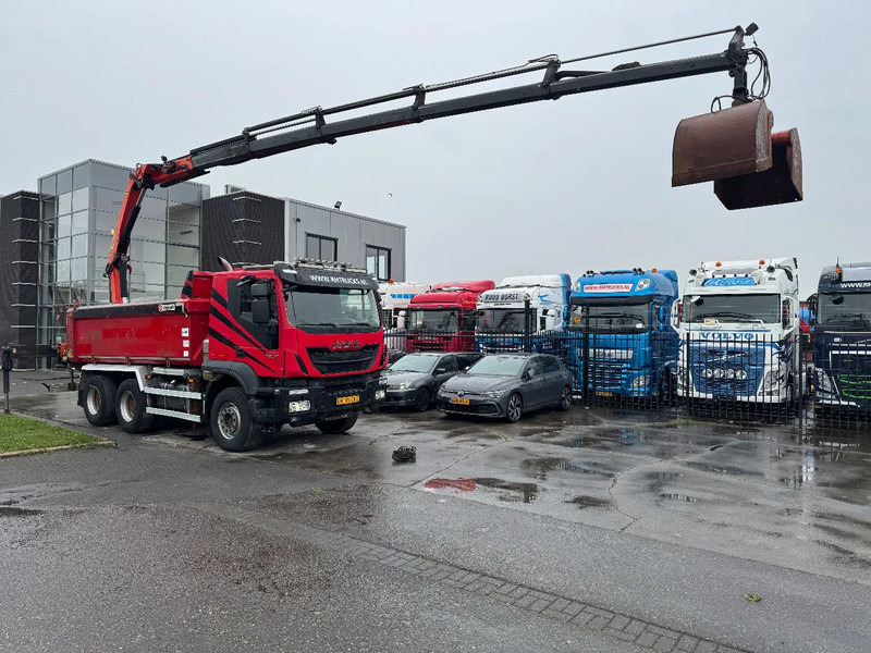 Iveco Trakker 500 6X4 EURO 6 KIPPER + PALFINGER PK18002 FULL STEEL - Camion grue: photos 1 Iveco Trakker 500 6X4 EURO 6 KIPPER + PALFINGER PK18002 FULL STEEL - Camion grue: photos 1