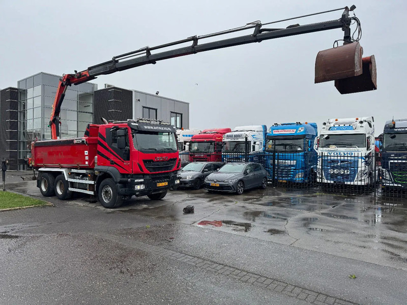 Iveco Trakker 500 6X4 EURO 6 KIPPER + PALFINGER PK18002 FULL STEEL - Camion grue: photos 3 Iveco Trakker 500 6X4 EURO 6 KIPPER + PALFINGER PK18002 FULL STEEL - Camion grue: photos 3