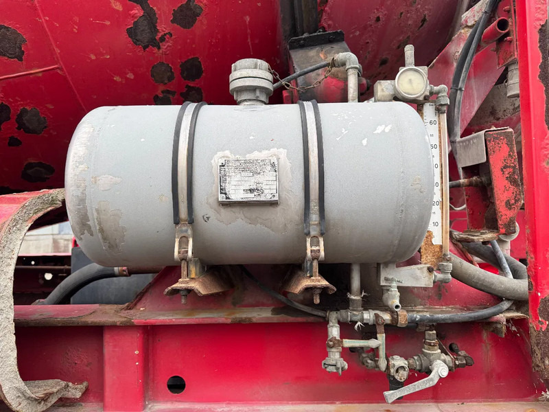 Semi-remorque malaxeur Müller-Mitteltal SF 37,5 BM LIEBHERR MIXER 3X BPW AXLE WATER TANK DEUT MOTOR: photos 9 Semi-remorque malaxeur Müller-Mitteltal SF 37,5 BM LIEBHERR MIXER 3X BPW AXLE WATER TANK DEUT MOTOR: photos 9