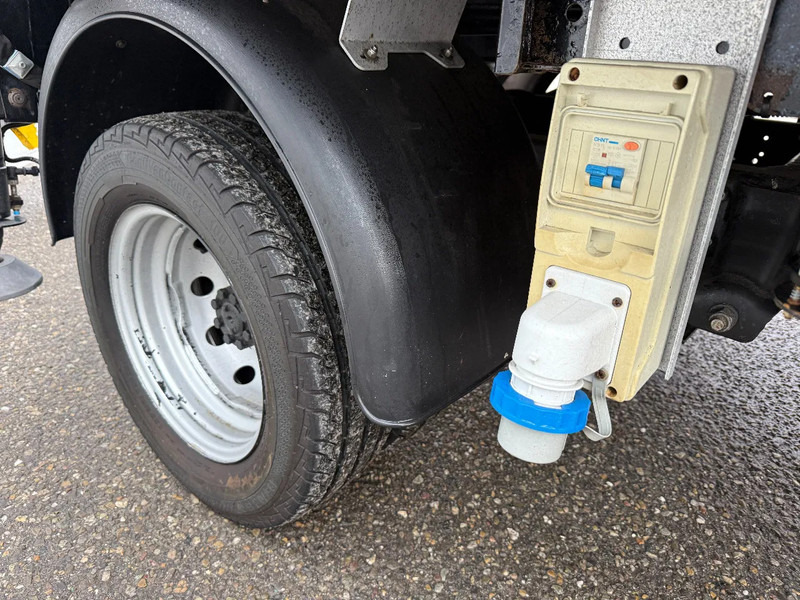 Véhicule utilitaire Nissan NT400 EURO 6 + ISOLI PT200 - AERIAL PLATFORM - ONLY 25.892 KM: photos 19 Véhicule utilitaire Nissan NT400 EURO 6 + ISOLI PT200 - AERIAL PLATFORM - ONLY 25.892 KM: photos 19