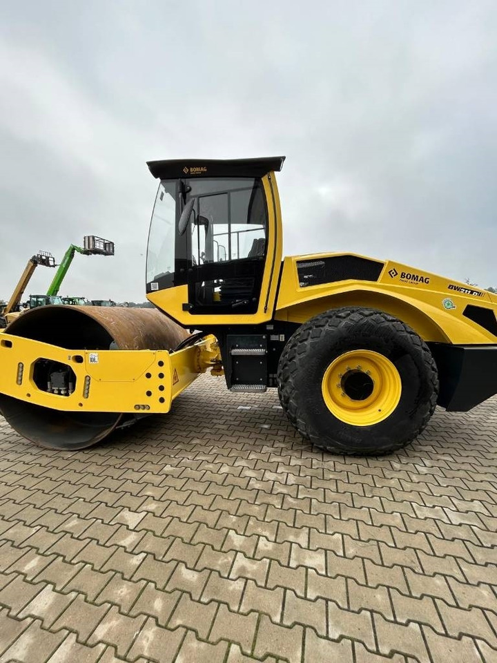 Bomag BW 211 D-5 - Compacteur à pieds de mouton/ Monocylindre: photos 4 Bomag BW 211 D-5 - Compacteur à pieds de mouton/ Monocylindre: photos 4