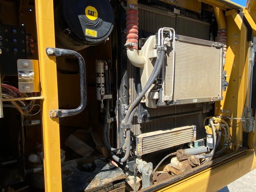 Pelle sur chenille CAT 323 E: photos 12