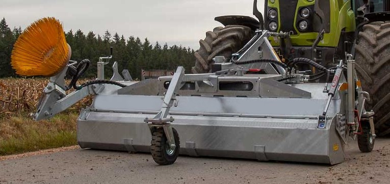 Sweeper type Typ 600 - Brosse pour Tracteur forestier: photos 1 Sweeper type Typ 600 - Brosse pour Tracteur forestier: photos 1