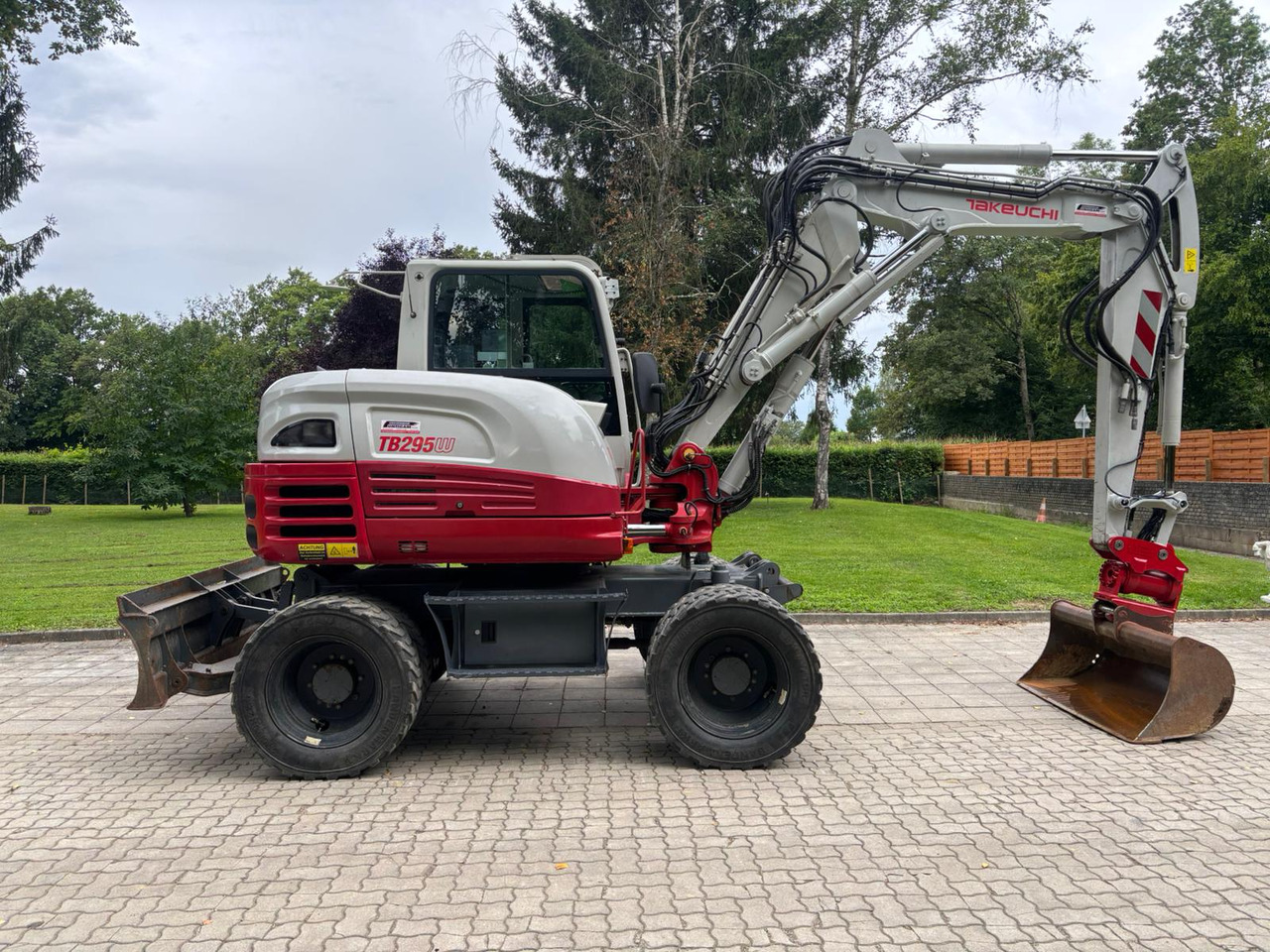 TAKEUCHI TB 295 W - Pelle sur pneus: photos 2 TAKEUCHI TB 295 W - Pelle sur pneus: photos 2