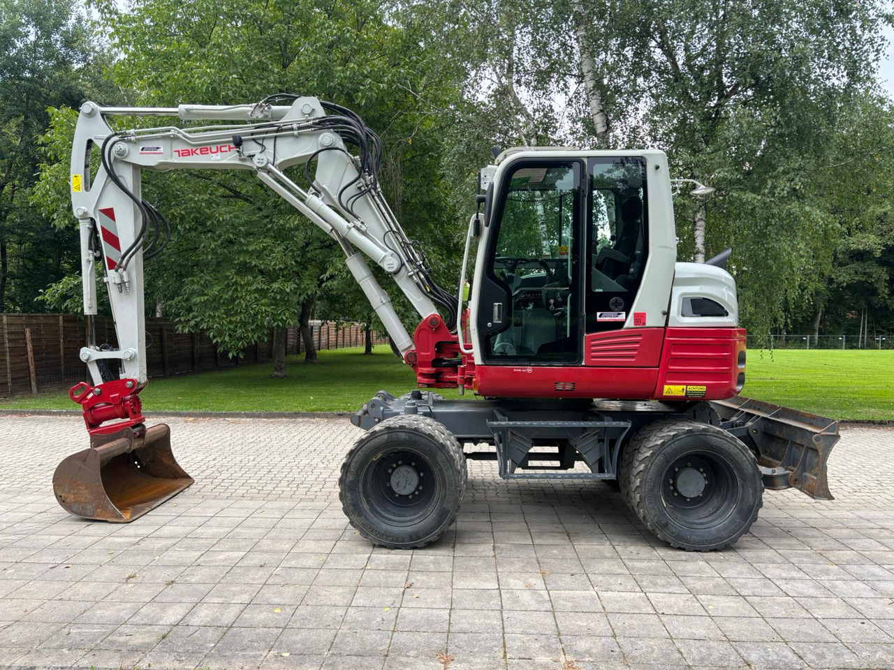 TAKEUCHI TB 295 W - Pelle sur pneus: photos 1 TAKEUCHI TB 295 W - Pelle sur pneus: photos 1
