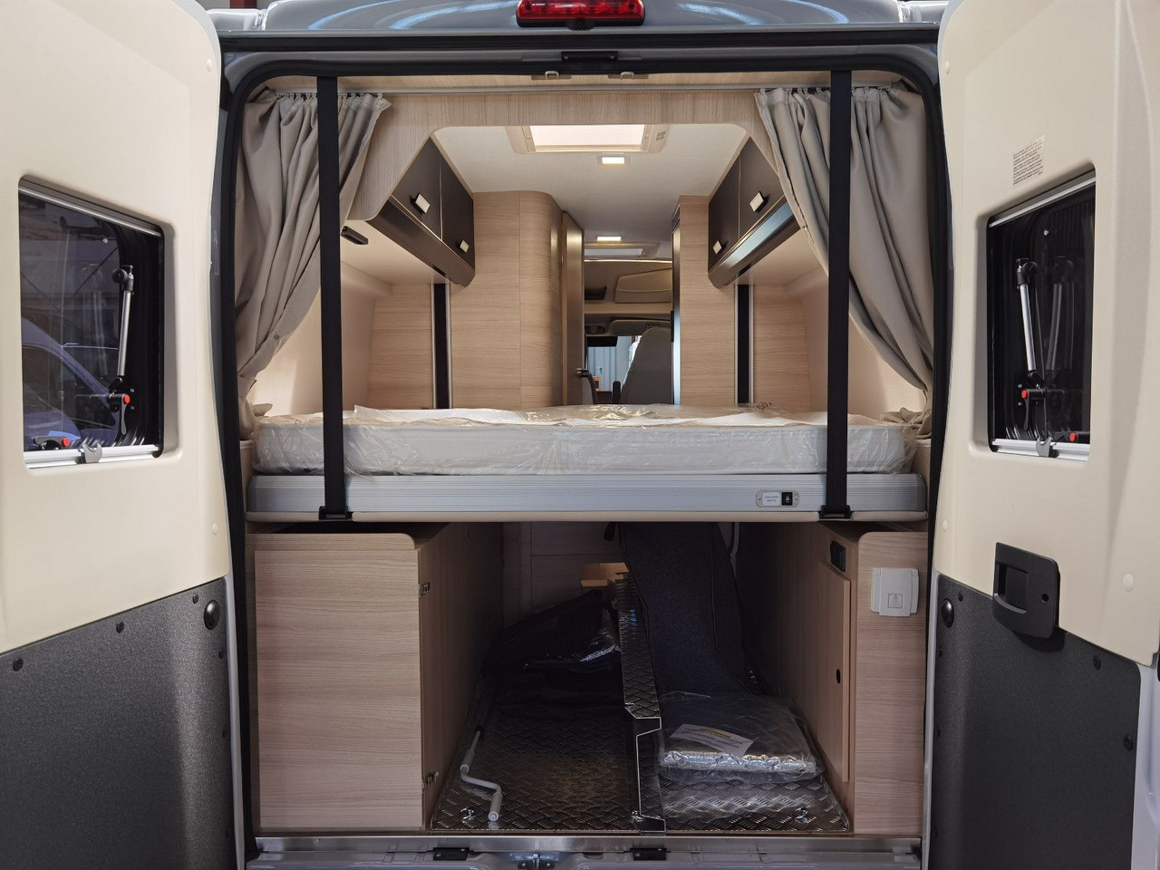 Fourgon aménagé Chausson V690 SPORT LINE /-2025-/ 140PS- 8G / XXL-HUBBETT: photos 8