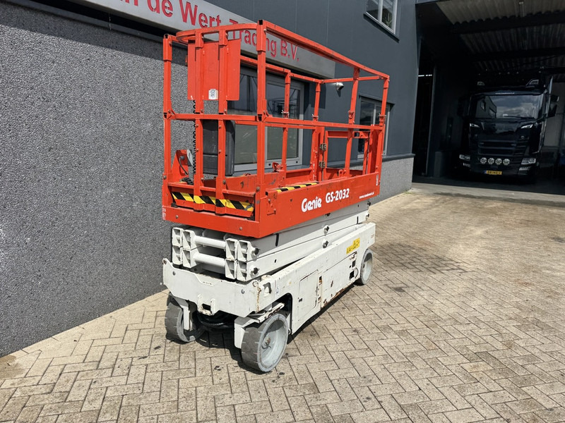 Genie GS2032 schaarlift schaar hoogwerker 2013 uur 8mtr werkhoogte Keuring 6-2026 - Nacelle ciseaux: photos 3 Genie GS2032 schaarlift schaar hoogwerker 2013 uur 8mtr werkhoogte Keuring 6-2026 - Nacelle ciseaux: photos 3