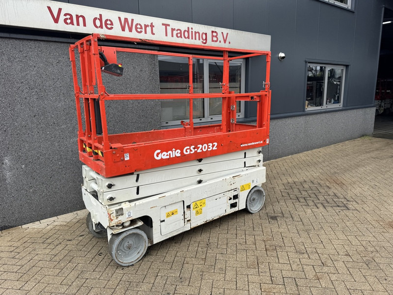 Genie GS2032 schaarlift schaar hoogwerker 2013 uur 8mtr werkhoogte - Nacelle ciseaux: photos 2 Genie GS2032 schaarlift schaar hoogwerker 2013 uur 8mtr werkhoogte - Nacelle ciseaux: photos 2