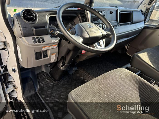 Photo d'intérieur 1: Camion plateau FUSO 7C15 Photo d'intérieur 1: Camion plateau FUSO 7C15