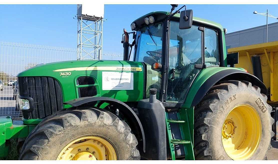 2009 -JOHN DEERE - 7430 MW2 CD44 - 4-WHEEL DRIVE TRACTOR - Tracteur agricole: photos 4 2009 -JOHN DEERE - 7430 MW2 CD44 - 4-WHEEL DRIVE TRACTOR - Tracteur agricole: photos 4