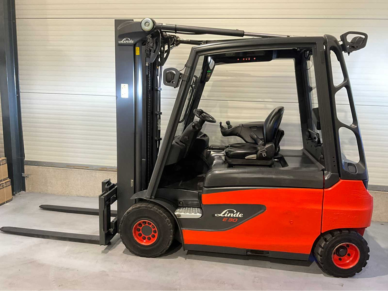 2017 LINDE E30L-01 3000KG FORKLIFT - Chariot élévateur: photos 3 2017 LINDE E30L-01 3000KG FORKLIFT - Chariot élévateur: photos 3