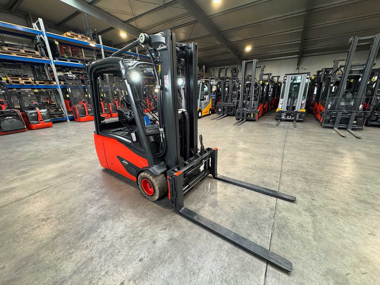 2018 SERVICE+UVV 10/2026 LINDE E18L EVO TRIPLEX 3RD + 4TH VALVE FORK ADJUSTER ELECTRIC FORKLIFT 6,055 HOURS - Chariot élévateur: photos 4 2018 SERVICE+UVV 10/2026 LINDE E18L EVO TRIPLEX 3RD + 4TH VALVE FORK ADJUSTER ELECTRIC FORKLIFT 6,055 HOURS - Chariot élévateur: photos 4