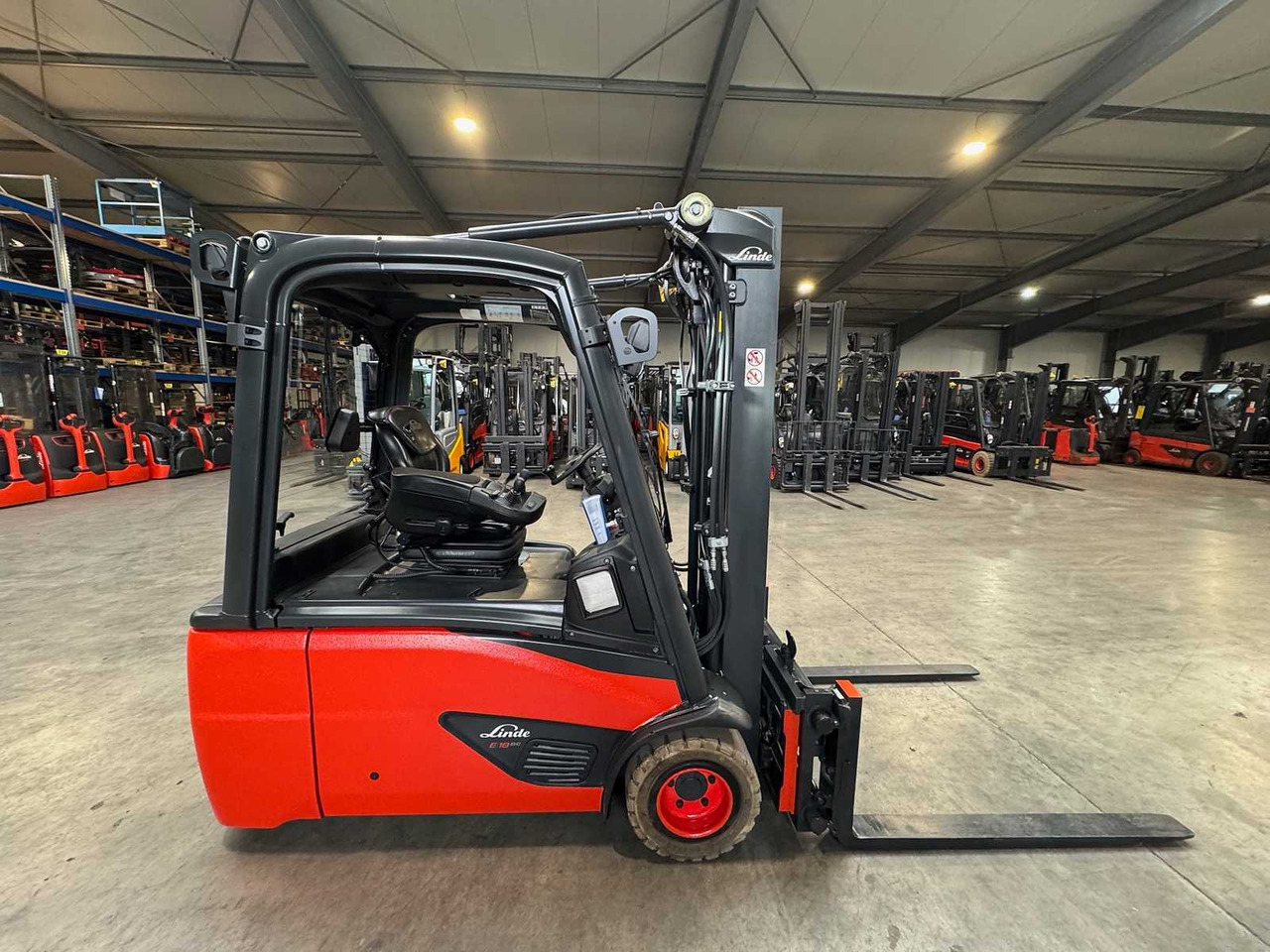 2018 SERVICE+UVV 10/2026 LINDE E18L EVO TRIPLEX 3RD + 4TH VALVE FORK ADJUSTER ELECTRIC FORKLIFT 6,055 HOURS - Chariot élévateur: photos 5 2018 SERVICE+UVV 10/2026 LINDE E18L EVO TRIPLEX 3RD + 4TH VALVE FORK ADJUSTER ELECTRIC FORKLIFT 6,055 HOURS - Chariot élévateur: photos 5
