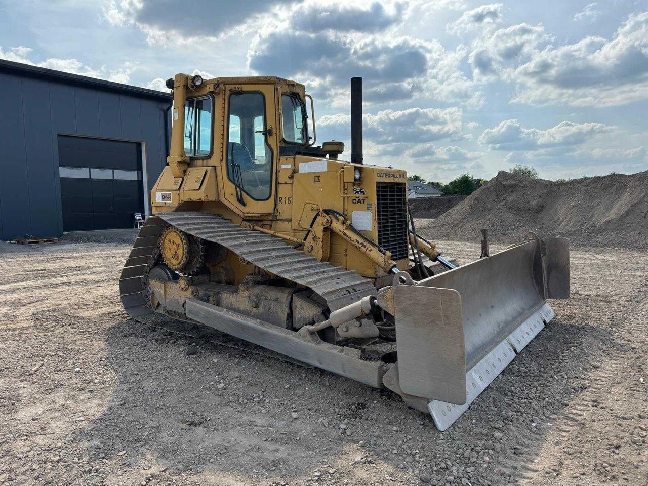CATERPILLAR D4H BULLDOZER, YEAR 1986 - Bulldozer: photos 4 CATERPILLAR D4H BULLDOZER, YEAR 1986 - Bulldozer: photos 4