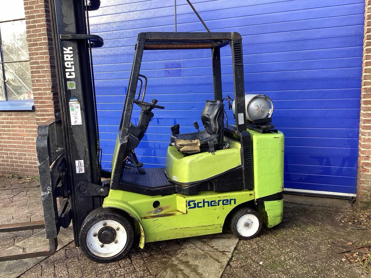 CLARK - 1999 - CGC30 - FORKLIFT 7300 MM - Chariot élévateur: photos 3 CLARK - 1999 - CGC30 - FORKLIFT 7300 MM - Chariot élévateur: photos 3