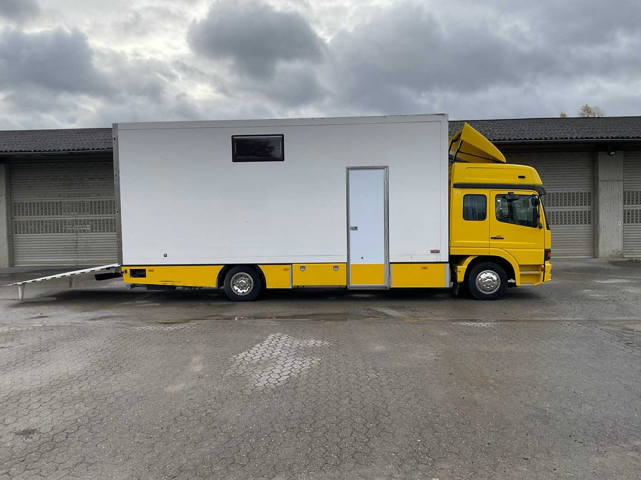 MERCEDES-BENZ - ATEGO 1328 - RACING TRANSPORTER WITH BOX BODY - Camion: photos 5 MERCEDES-BENZ - ATEGO 1328 - RACING TRANSPORTER WITH BOX BODY - Camion: photos 5