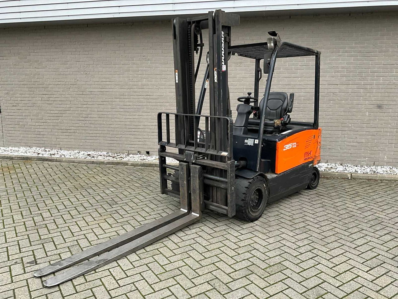 DOOSAN - B35X-7 - FORKLIFT - Chariot élévateur: photos 1 DOOSAN - B35X-7 - FORKLIFT - Chariot élévateur: photos 1