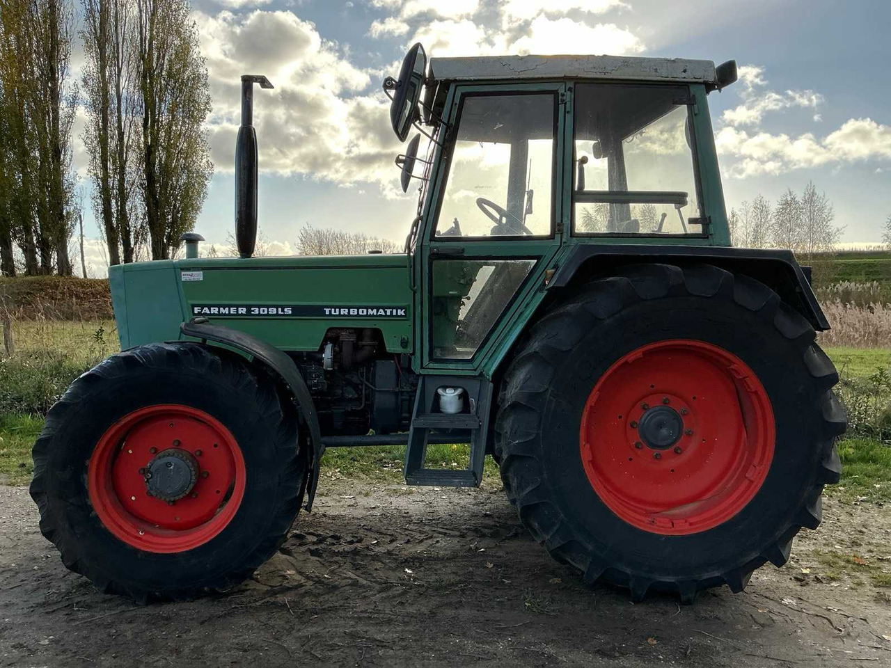 FENDT FARMER 309 LSA TURBOMATIK FOUR-WHEEL DRIVE AGRICULTURAL TRACTOR - Tracteur agricole: photos 2 FENDT FARMER 309 LSA TURBOMATIK FOUR-WHEEL DRIVE AGRICULTURAL TRACTOR - Tracteur agricole: photos 2