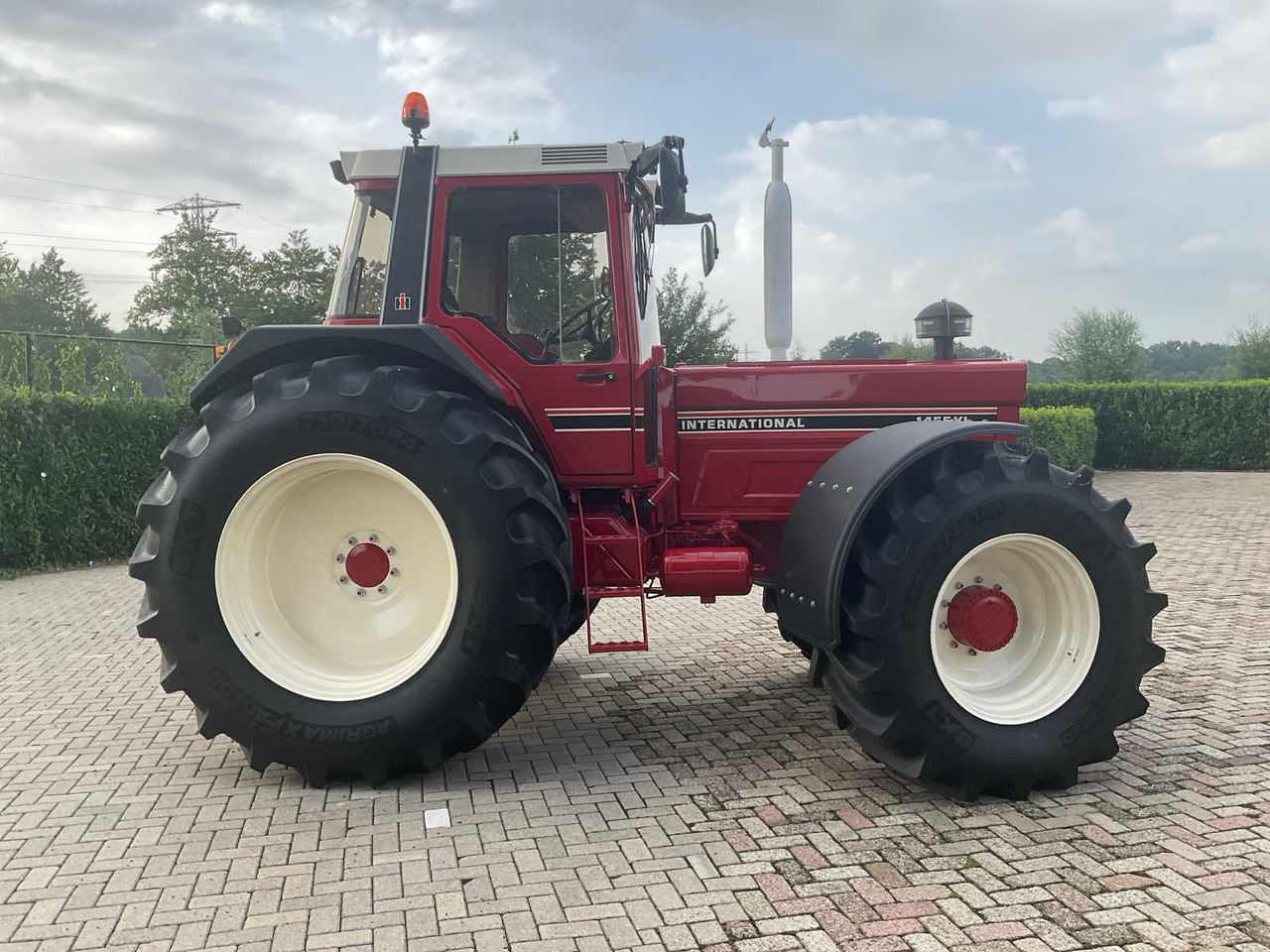International 1455 XL - Tracteur agricole: photos 4 International 1455 XL - Tracteur agricole: photos 4