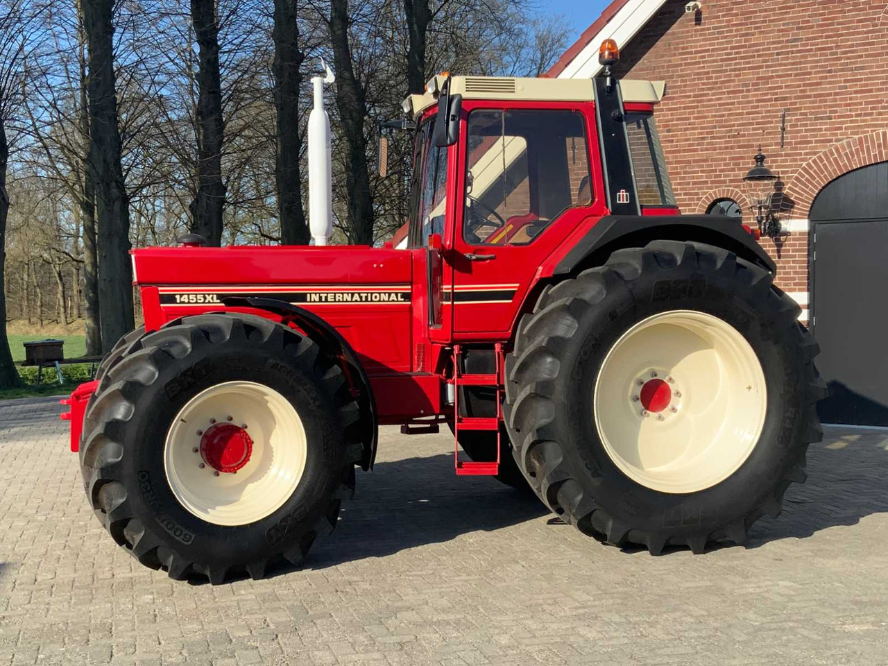 International 1455XL - Tracteur agricole: photos 3 International 1455XL - Tracteur agricole: photos 3