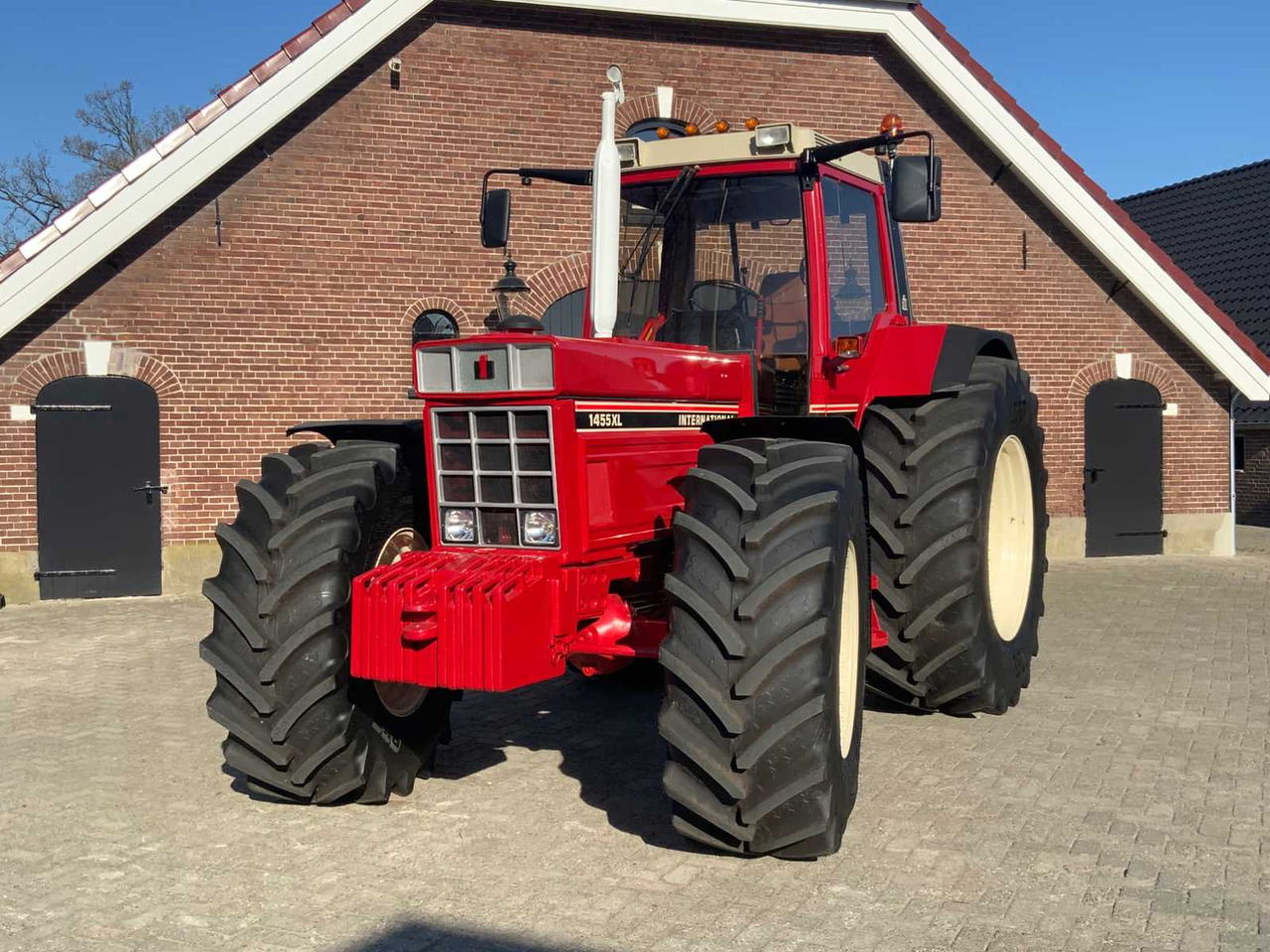 International 1455XL - Tracteur agricole: photos 1 International 1455XL - Tracteur agricole: photos 1