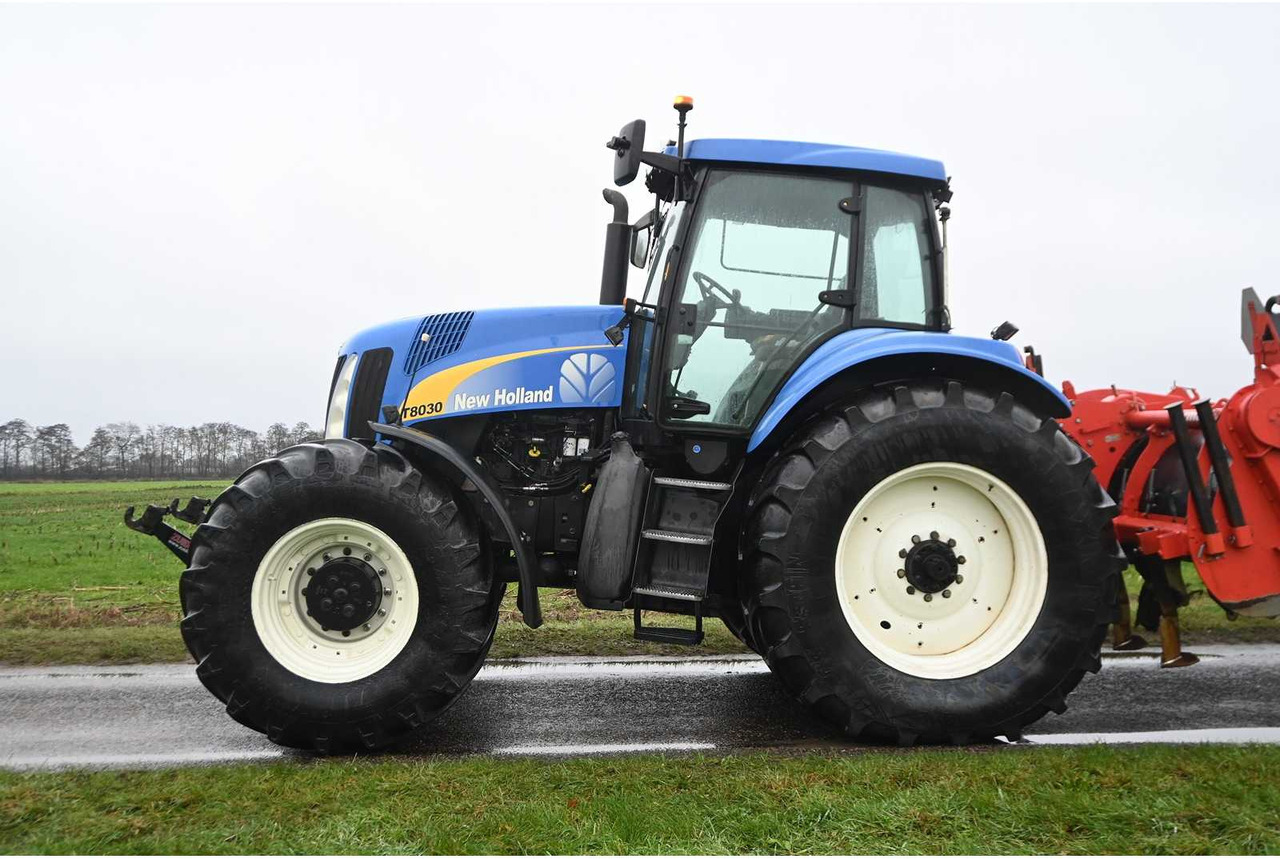NEW HOLLAND - 2003 - TG230 - ALL-WHEEL DRIVE FARM TRACTOR - Tracteur agricole: photos 5 NEW HOLLAND - 2003 - TG230 - ALL-WHEEL DRIVE FARM TRACTOR - Tracteur agricole: photos 5