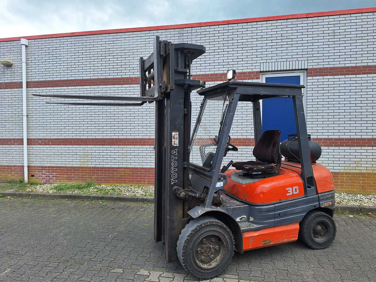 TOYOTA - 1995 - 02 6FGF30 - FORKLIFT TRIPLEX -FREE-LIFT - SIDE-SHIFT - Chariot élévateur: photos 3 TOYOTA - 1995 - 02 6FGF30 - FORKLIFT TRIPLEX -FREE-LIFT - SIDE-SHIFT - Chariot élévateur: photos 3