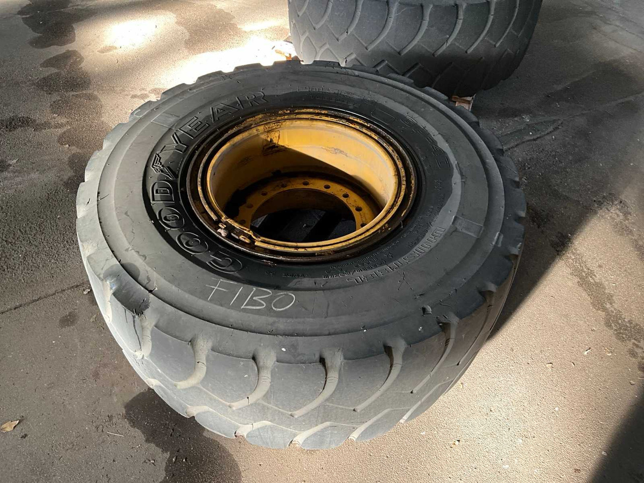 TYRES WITH RIMS (2X) - Chargeuse sur pneus: photos 3 TYRES WITH RIMS (2X) - Chargeuse sur pneus: photos 3