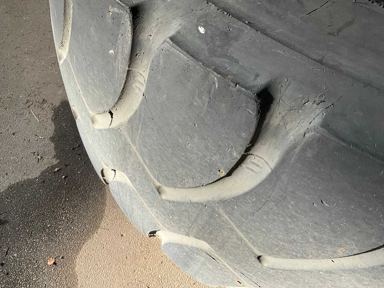 TYRES WITH RIMS (2X) - Chargeuse sur pneus: photos 4 TYRES WITH RIMS (2X) - Chargeuse sur pneus: photos 4