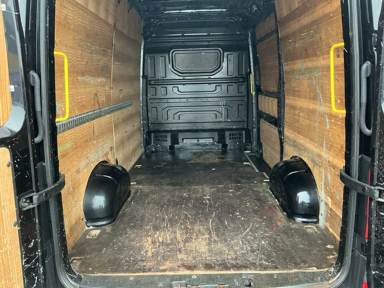 2017 - VOLKSWAGEN - CRAFTER - 35 2.0 TDI L3H2 DC - COMMERCIAL VEHICLE - Véhicule utilitaire: photos 5 2017 - VOLKSWAGEN - CRAFTER - 35 2.0 TDI L3H2 DC - COMMERCIAL VEHICLE - Véhicule utilitaire: photos 5