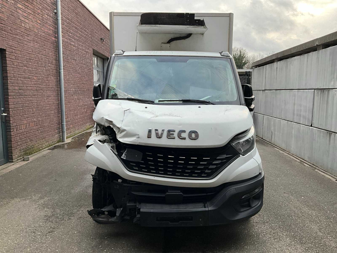 IVECO DAILY 35C14 REFRIGERATED TRUCK - COMMERCIAL VEHICLE (DAMAGE) - Véhicule utilitaire: photos 2 IVECO DAILY 35C14 REFRIGERATED TRUCK - COMMERCIAL VEHICLE (DAMAGE) - Véhicule utilitaire: photos 2