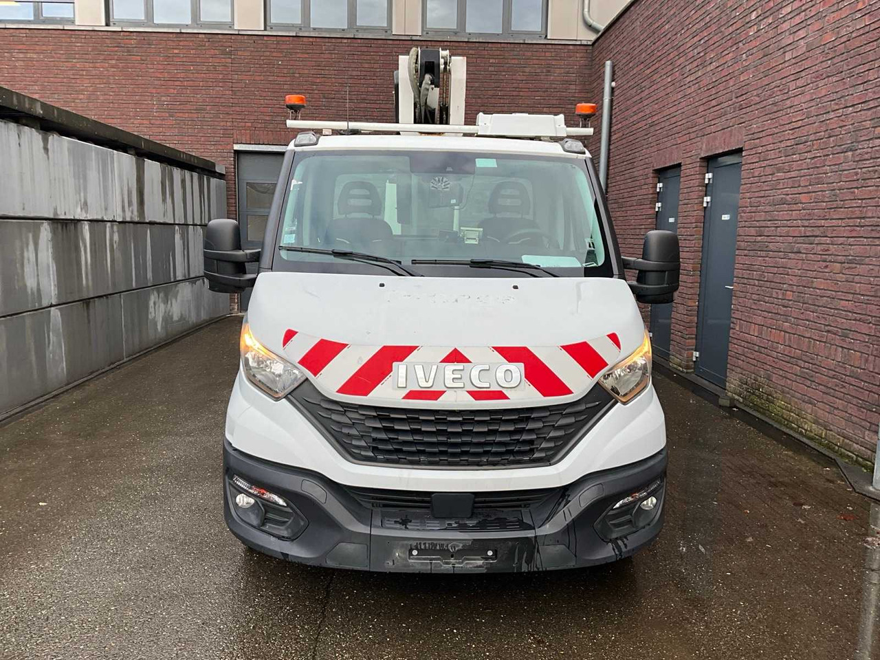 IVECO DAILY 35S14 AERIAL PLATFORM - COMMERCIAL VEHICLE (DAMAGE) - Véhicule utilitaire: photos 2 IVECO DAILY 35S14 AERIAL PLATFORM - COMMERCIAL VEHICLE (DAMAGE) - Véhicule utilitaire: photos 2
