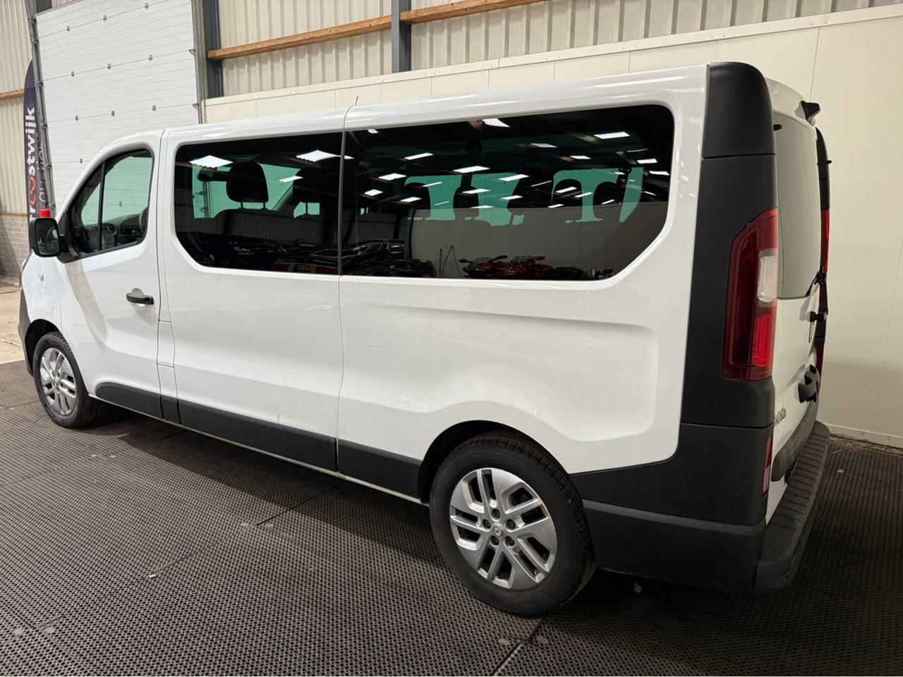 OPEL - VIVARO - COMBI - 1.6 BI TURBO - 9 SEATER - COMMERCIAL VEHICLE - 2017 - Véhicule utilitaire: photos 3 OPEL - VIVARO - COMBI - 1.6 BI TURBO - 9 SEATER - COMMERCIAL VEHICLE - 2017 - Véhicule utilitaire: photos 3